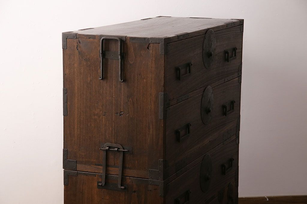 和製アンティーク　新潟産　大ぶりの黒い金具がかっこ良さを演出する総桐材製の重ね箪笥(衣装箪笥、整理タンス、桐箪笥、桐たんす)(R-049029)