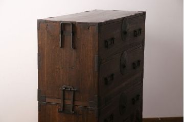 和製アンティーク　新潟産　大ぶりの黒い金具がかっこ良さを演出する総桐材製の重ね箪笥(衣装箪笥、整理タンス、桐箪笥、桐たんす)(R-049029)