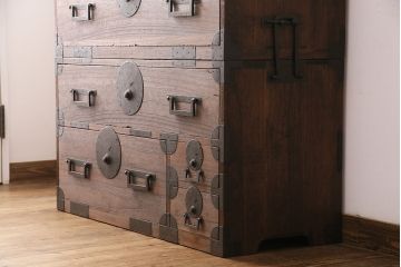 和製アンティーク　新潟産　大ぶりの黒い金具がかっこ良さを演出する総桐材製の重ね箪笥(衣装箪笥、整理タンス、桐箪笥、桐たんす)(R-049029)