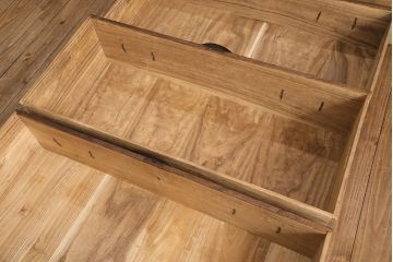 和製アンティーク　新潟産　大ぶりの黒い金具がかっこ良さを演出する総桐材製の重ね箪笥(衣装箪笥、整理タンス、桐箪笥、桐たんす)(R-049029)