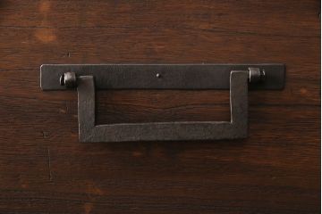 和製アンティーク　新潟産　大ぶりの黒い金具がかっこ良さを演出する総桐材製の重ね箪笥(衣装箪笥、整理タンス、桐箪笥、桐たんす)(R-049029)