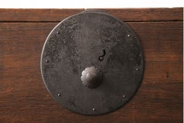 和製アンティーク　新潟産　大ぶりの黒い金具がかっこ良さを演出する総桐材製の重ね箪笥(衣装箪笥、整理タンス、桐箪笥、桐たんす)(R-049029)