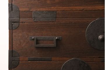 和製アンティーク　新潟産　大ぶりの黒い金具がかっこ良さを演出する総桐材製の重ね箪笥(衣装箪笥、整理タンス、桐箪笥、桐たんす)(R-049029)