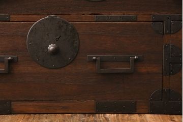 和製アンティーク　新潟産　大ぶりの黒い金具がかっこ良さを演出する総桐材製の重ね箪笥(衣装箪笥、整理タンス、桐箪笥、桐たんす)(R-049029)