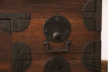 和製アンティーク　新潟産　大ぶりの黒い金具がかっこ良さを演出する総桐材製の重ね箪笥(衣装箪笥、整理タンス、桐箪笥、桐たんす)(R-049029)