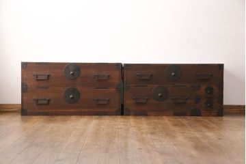 和製アンティーク　新潟産　大ぶりの黒い金具がかっこ良さを演出する総桐材製の重ね箪笥(衣装箪笥、整理タンス、桐箪笥、桐たんす)(R-049029)