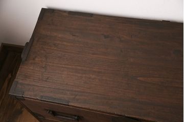 和製アンティーク　新潟産　大ぶりの黒い金具がかっこ良さを演出する総桐材製の重ね箪笥(衣装箪笥、整理タンス、桐箪笥、桐たんす)(R-049029)