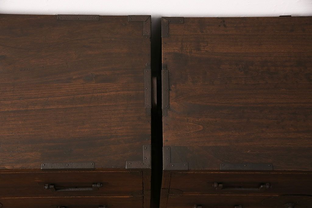 和製アンティーク　新潟産　大ぶりの黒い金具がかっこ良さを演出する総桐材製の重ね箪笥(衣装箪笥、整理タンス、桐箪笥、桐たんす)(R-049029)