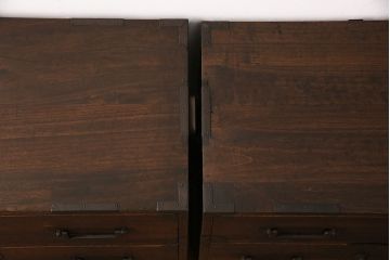 和製アンティーク　新潟産　大ぶりの黒い金具がかっこ良さを演出する総桐材製の重ね箪笥(衣装箪笥、整理タンス、桐箪笥、桐たんす)(R-049029)