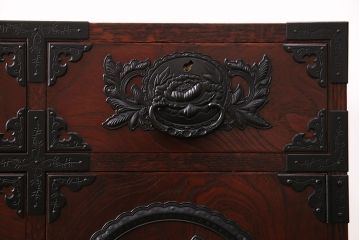 中古　仙台民芸箪笥(仙台箪笥)　欅産業　黒々した牡丹金具が目を引く整理箪笥(衣装箪笥、引き出し、チェスト)(定価約56万円)(R-049030)