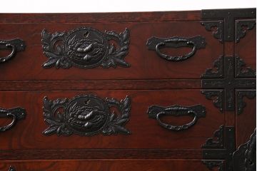 中古　仙台民芸箪笥(仙台箪笥)　欅産業　黒々した牡丹金具が目を引く整理箪笥(衣装箪笥、引き出し、チェスト)(定価約56万円)(R-049030)
