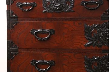 中古　仙台民芸箪笥(仙台箪笥)　欅産業　黒々した牡丹金具が目を引く整理箪笥(衣装箪笥、引き出し、チェスト)(定価約56万円)(R-049030)