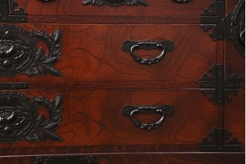 中古　仙台民芸箪笥(仙台箪笥)　欅産業　黒々した牡丹金具が目を引く整理箪笥(衣装箪笥、引き出し、チェスト)(定価約56万円)(R-049030)