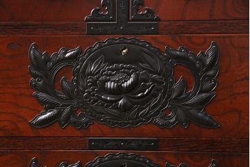 中古　仙台民芸箪笥(仙台箪笥)　欅産業　黒々した牡丹金具が目を引く整理箪笥(衣装箪笥、引き出し、チェスト)(定価約56万円)(R-049030)