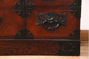 中古　仙台民芸箪笥(仙台箪笥)　欅産業　黒々した牡丹金具が目を引く整理箪笥(衣装箪笥、引き出し、チェスト)(定価約56万円)(R-049030)
