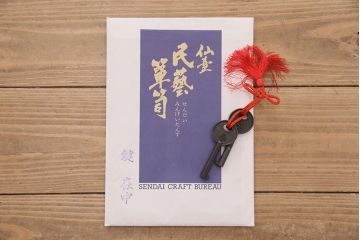 中古　仙台民芸箪笥(仙台箪笥)　欅産業　黒々した牡丹金具が目を引く整理箪笥(衣装箪笥、引き出し、チェスト)(定価約56万円)(R-049030)