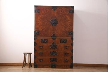 中古　国産　岩谷堂箪笥　南部鉄器金具　和モダンな雰囲気を高める衣装盆付きの衣装箪笥(定価約75万円)(着物箪笥、和タンス)(R-049034)