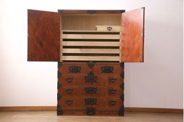 中古　国産　岩谷堂箪笥　南部鉄器金具　和モダンな雰囲気を高める衣装盆付きの衣装箪笥(定価約75万円)(着物箪笥、和タンス)(R-049034)