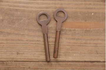 中古　国産　岩谷堂箪笥　南部鉄器金具　和モダンな雰囲気を高める衣装盆付きの衣装箪笥(定価約75万円)(着物箪笥、和タンス)(R-049034)