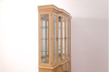 中古　アメリカ輸入品　DREXEL HERITAGE(ドレクセルヘリテイジ)　CORINTHIAN　照明付き!優しい色合いのキャビネット(飾り棚、コレクションケース、カップボード)(定価約140万円)(R-049036)