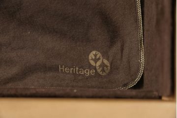 中古　アメリカ輸入品　DREXEL HERITAGE(ドレクセルヘリテイジ)　CORINTHIAN　照明付き!優しい色合いのキャビネット(飾り棚、コレクションケース、カップボード)(定価約140万円)(R-049036)