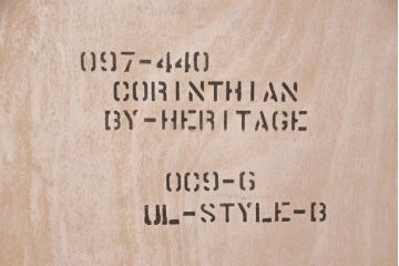 中古　アメリカ輸入品　DREXEL HERITAGE(ドレクセルヘリテイジ)　CORINTHIAN　照明付き!優しい色合いのキャビネット(飾り棚、コレクションケース、カップボード)(定価約140万円)(R-049036)
