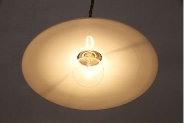 アンティーク照明　どこか懐かしさが漂う平笠シェードの吊り下げ照明(ペンダントライト、天井照明)(R-049044)