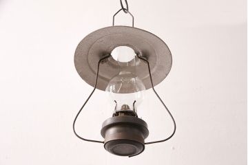 アンティーク雑貨　平芯・3分芯　金属製の油壺が味わいのある吊り下げオイルランプ(ランタン、灯油ランプ、ハンギングランプ)(R-049045)