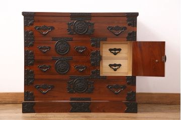 中古美品　上手物!丁寧なつくりこみが見事な本漆塗りの仙台箪笥(衣装箪笥、和タンス、引き出し)(R-049054)