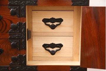 中古美品　上手物!丁寧なつくりこみが見事な本漆塗りの仙台箪笥(衣装箪笥、和タンス、引き出し)(R-049054)