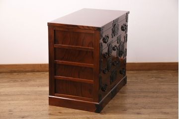 中古美品　上手物!丁寧なつくりこみが見事な本漆塗りの仙台箪笥(衣装箪笥、和タンス、引き出し)(R-049054)