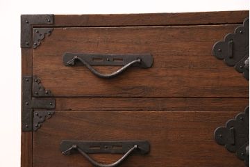 和製アンティーク　明治大正期　総桐材　使い込まれた木の風合いと飾り金具が味わい深い小箪笥(引き出し、チェスト、桐箪笥、収納箪笥、桐たんす)(R-049056)