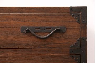 和製アンティーク　明治大正期　総桐材　使い込まれた木の風合いと飾り金具が味わい深い小箪笥(引き出し、チェスト、桐箪笥、収納箪笥、桐たんす)(R-049056)