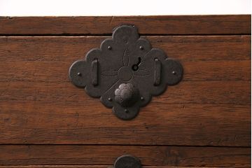 和製アンティーク　明治大正期　総桐材　使い込まれた木の風合いと飾り金具が味わい深い小箪笥(引き出し、チェスト、桐箪笥、収納箪笥、桐たんす)(R-049056)