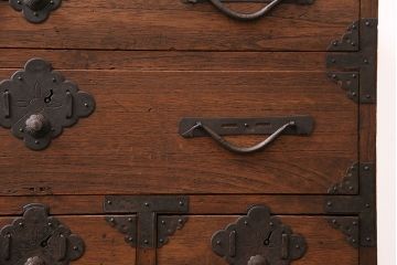 和製アンティーク　明治大正期　総桐材　使い込まれた木の風合いと飾り金具が味わい深い小箪笥(引き出し、チェスト、桐箪笥、収納箪笥、桐たんす)(R-049056)