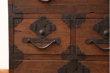 和製アンティーク　明治大正期　総桐材　使い込まれた木の風合いと飾り金具が味わい深い小箪笥(引き出し、チェスト、桐箪笥、収納箪笥、桐たんす)(R-049056)