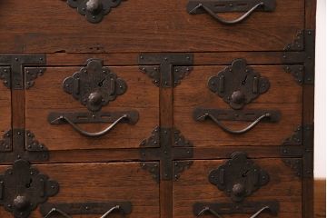 和製アンティーク　明治大正期　総桐材　使い込まれた木の風合いと飾り金具が味わい深い小箪笥(引き出し、チェスト、桐箪笥、収納箪笥、桐たんす)(R-049056)