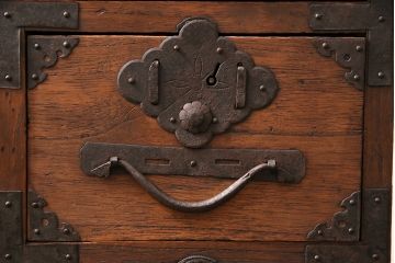 和製アンティーク　明治大正期　総桐材　使い込まれた木の風合いと飾り金具が味わい深い小箪笥(引き出し、チェスト、桐箪笥、収納箪笥、桐たんす)(R-049056)