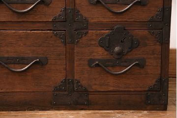 和製アンティーク　明治大正期　総桐材　使い込まれた木の風合いと飾り金具が味わい深い小箪笥(引き出し、チェスト、桐箪笥、収納箪笥、桐たんす)(R-049056)