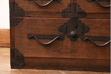 和製アンティーク　明治大正期　総桐材　使い込まれた木の風合いと飾り金具が味わい深い小箪笥(引き出し、チェスト、桐箪笥、収納箪笥、桐たんす)(R-049056)