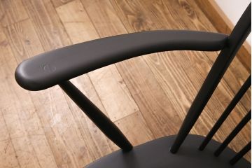 ヴィンテージ家具　ペイント　ERCOL(アーコール)　シックなカラーがお洒落な雰囲気を醸しだすラウンジチェア(椅子、アームチェア、ビンテージ)(R-049060)