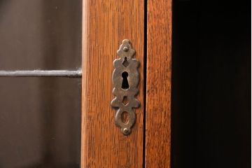 アンティーク　オーク材　可愛らしさと機能性を兼ね備えた珍しいデザイン!ステンドグラス入りビューローブックケース(本箱、収納棚、簿記机)(R-049061)