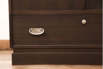 中古　美品　引手が美しい!上品な佇まいが魅力的な国産の総桐箪笥(並厚、桐たんす)(ワードローブ、洋服タンス、桐たんす)(R-049064)