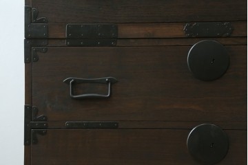 和製アンティーク　新潟産　落ち着いた和の雰囲気を醸し出す桐材製の重ね箪笥　(R-049065)
