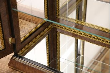 中古　美品　イタリア輸入家具　クラシカルな佇まいが魅力のキュリオケース(ガラスケース、キャビネット、飾り棚、コレクションケース)(定価約39万円)(R-049066)