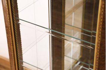 中古　美品　イタリア輸入家具　クラシカルな佇まいが魅力のキュリオケース(ガラスケース、キャビネット、飾り棚、コレクションケース)(定価約39万円)(R-049066)