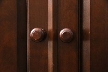 中古　松本民芸家具　洗練されたシックなデザインが魅力のE型書棚(ブックケース、本箱、飾り棚、キャビネット、収納棚)(定価約62万5千円)(R-049067)