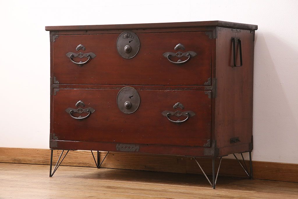 アンティーク家具　ヒノキ材　天板・脚付きリメイク　赤みがかった木肌が目を引く!上品な佇まいが魅力の鉄脚付きローボード(テレビボード、テレビ台、引き出し、チェスト)(R-049068)