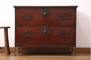 アンティーク家具　ヒノキ材　天板・脚付きリメイク　赤みがかった木肌が目を引く!上品な佇まいが魅力の鉄脚付きローボード(テレビボード、テレビ台、引き出し、チェスト)(R-049068)