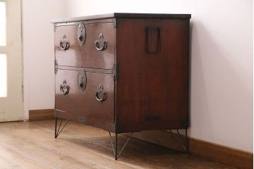 アンティーク家具　ヒノキ材　天板・脚付きリメイク　赤みがかった木肌が目を引く!上品な佇まいが魅力の鉄脚付きローボード(テレビボード、テレビ台、引き出し、チェスト)(R-049068)